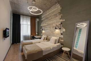 Отель RIS Dalma Collection Yerevan Ереван Улучшенные апартаменты с 1 спальней с двуспальной кроватью или 2 отдельными кроватями-2